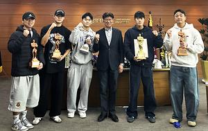 천안캠 교학부총장님과 수상자 기념촬영모습